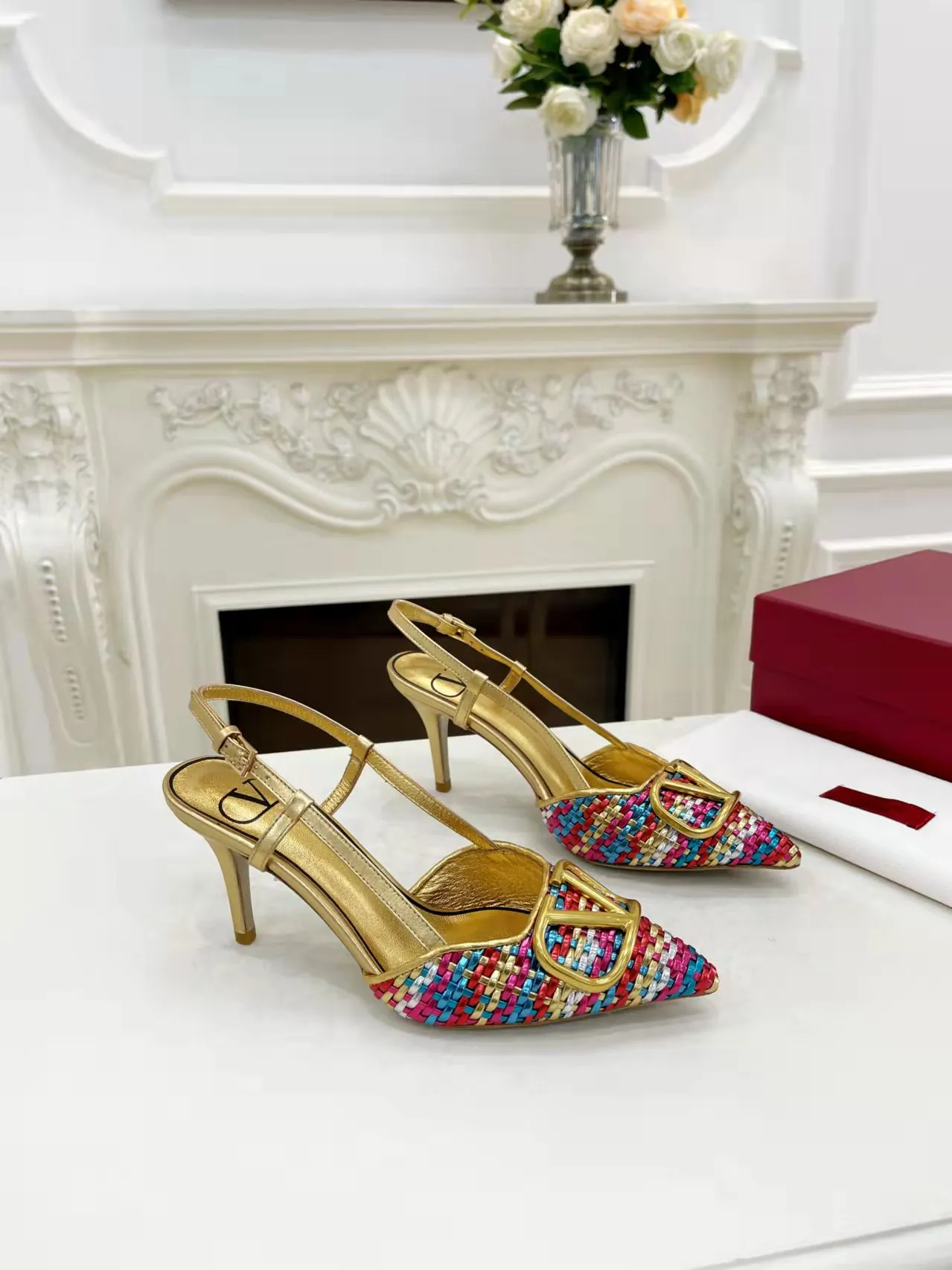 👟👟Ex-factory price 440👟👟 Genuine leather sole +40 Top version 𝑉𝐴𝐿𝐸𝑁𝑇𝐼𝑁𝑂 Valentino new spring and summer women's 5⃣️color empty back sandals. The unique [V family hand-woven] brings out a full sense of high-end, and the new season will live up to expectations! Worth buying★Absolutely high-grade❥Original method, Absolutely sensual❥Elegant style, creating a different feeling, simple and elegant style!  Code number: 35-41 (34-42 is custom-made and non-returnable) Inner lining: Sheepskin lining Heel height: 7.5 cm Leather outsole + 40 rubber outsole